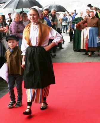 Défilé en costumes maritimes